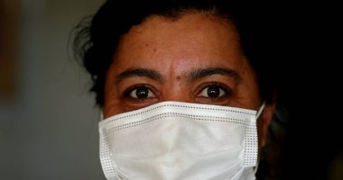 Yüz maskesi takan Afrikalı kadın.