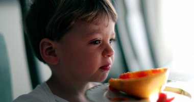 Üzgün küçük çocuk kızgın ifadesini bozdu. Küçük çocuk duygularını incitti.