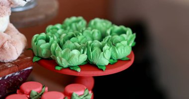 Doğum günü partisinde tatlı süslemesi