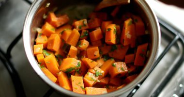 Tencerede balkabağı pişirmek, karıştırmak