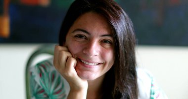 Fotoğrafçı kadın, kameraya bakıyor. Kameraya bakan kişi