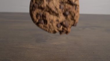 Chocolate Chip Biscuit Ultra Slow Motion 'da Crumbs Airborne ile yüzeye iniyor.