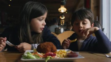 Neşeli Yemek Zamanı - Restoranda Kızartma ve Tavuğun tadını çıkaran Kardeşler, Ahşap İç Lokantada Küçük Kardeş ve Kız Kardeş