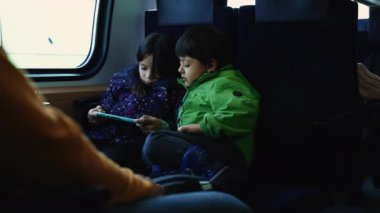 Yüksek Hızlı Trende Taşınabilir Oyunlarla Nişanlı Çocuklar