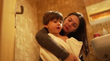 Anne oğlunu yanağından öpüyor ve banyo yaptıktan sonra havluya sarılmış cesedi kurutuyor. Otantik ebeveyn ve çocuk sevgi ve sevgi dolu bir ilişki