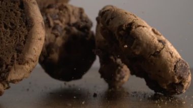 Yavaş çekim Çikolatalı Kurabiye Düşme ve Kırıntı Dağılımı 800 fps, Etkili Masa Yüzeyi