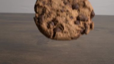 Çikolatalı Kurabiye Masaya Düşüyor Süper Yavaş Çekimde Uçan Kırıntılar, 800 Fps Yüksek Hızda Yakalama