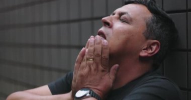 İnsanın yüzüne yakın el ele tutuşması, duygusal hassasiyet, iç kargaşa, kişisel mücadeleler, zihinsel sağlık farkındalığı ve dayanıklılık arasında güç araması.