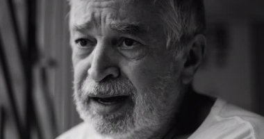 Ağlayan gözlerle metal parmaklıkları kavrayan yaşlı bir adam derin üzüntü ve çaresizlik ifade ediyor. Yansıtıcı yalnızlık, siyah ve beyaz yalnızlık ve umutsuzluk altında eziliyor.