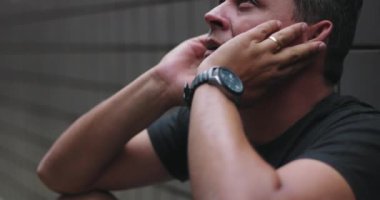 Dua eden, umutsuzluk ve umutsuzlukla yukarı bakan, destek ve güç için duygusal yalvaran mücadele ve zihinsel sağlık sorunları arasında kişisel inanç