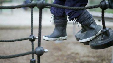 Maceracı Çocuk neredeyse parkta düşüyordu.