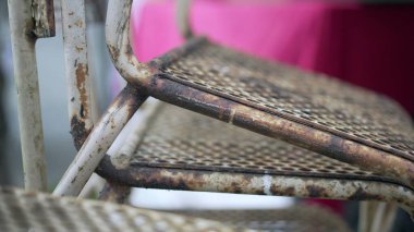 Paslı metal sandalye yığını