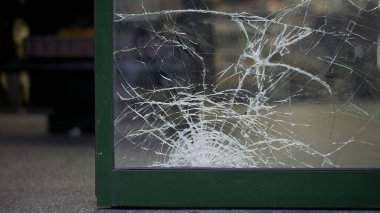 Mağazanın hasarlı girişi kırık cam vandalizmi