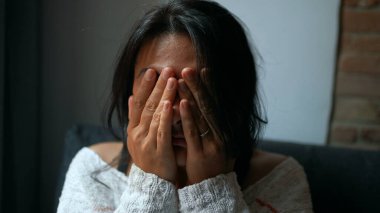 Endişeli kadın duyguları, ızdırap çeken insanlar.