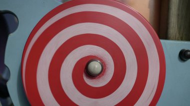 Dönen hipnoz diski, kırmızı ve beyaz hipnotik nesneler dönüyor