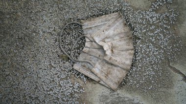 Şehir caddesinde atılmış cerrahi maske, çöp atığı.