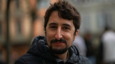 Dışarıda gülümseyen mutlu sıradan adam portresi. Neşeli yakın çekim insanı