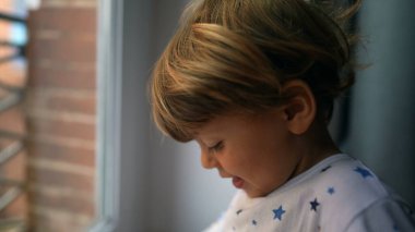 Sabahları pijama giyen tatlı bir erkek bebek.