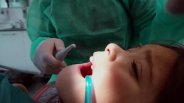 Diş Kliniğinde Çocuk Dişlerini Tedavi Eden Diş Hekimi
