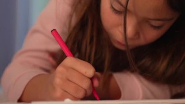 Yatak odası Masasına Renkli Kalemle Çizim, Çocukluk Sanatı ve Yaratıcılık Geliştirme