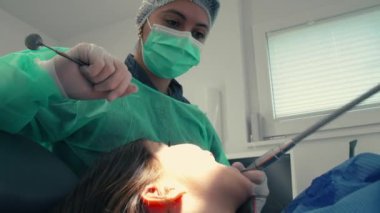 Diş hekiminde çocuk tedavi eden profesyonel bir dişçi. Çocuk Ağzı Sağlık Hizmetleri