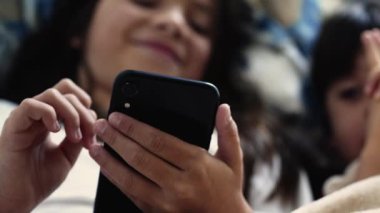 Yatak Çarşafları Altında İki Çocuk Cep telefonundan İçeriği İzliyor, Çevrimiçi Medya 'da Meşgul