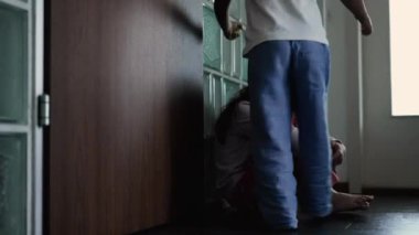 Zor Zamanlarda Aile Sevgisi ve Birlik Kardeş 'in Huysuz Koridordaki Kız Kardeşe Şefkatli Kucaklaşması. Küçük çocuk kız kardeşi için empati yapıyor.