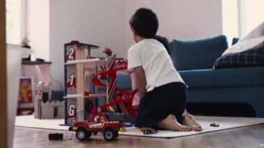 Erkek ve Kız Kardeş Hayal gücü ile Oturma Odası Zemininde, Oyuncaklarla Dürüst Boş Zaman