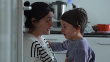 Anne Bakımı Küçük Çocuğu Üzüyor: Hakiki Empati Anı. Şefkatli bir anne, ağlayan oğlunu teselli ederken samimi ve şefkatli bir sahne ortaya çıkar. Boğuşma sırasında onu empati dolu sıcak bir kucaklama ile sarar.