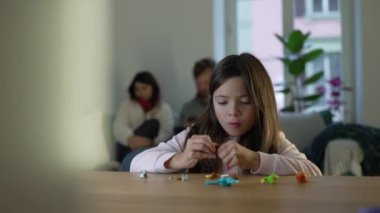 Oyuncak montajına odaklanmış Küçük Kız Odaklanarak Oynuyor
