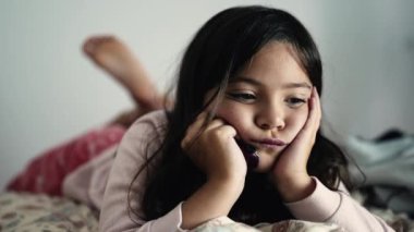 Sıkıcı Küçük Kız Elleri Çene 'de Yatakta Uzanıyor, Düşünceli Çocuk' un Yakın Çekimi