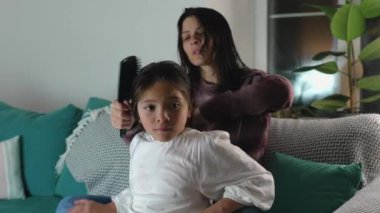 Rahatlatıcı Yatma Vakti Ritüeli, Anne ve Kızı Gece Kanepede Saç Dövüş Seansı