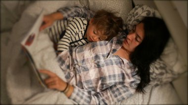 Annem geceleri uyumadan önce küçük oğluna masal okuyor.
