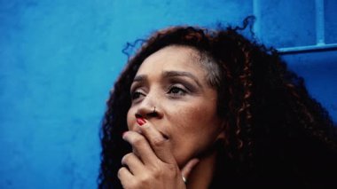 50 'li yaşlarda pişmanlık ve geçmiş hatalarla boğuşan düşünceli bir kadın, düşünceli Afrikalı Amerikalı bir kadın endişe ve sorunlarla boğuşuyor.