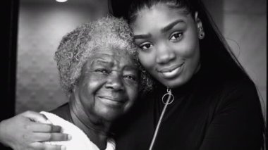 Siyah ve Beyaz Aile Portresi - Afrikalı Amerikalı torun ve Yaşlı Büyükanne