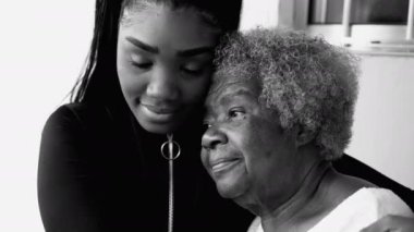 Afrikalı Amerikalı Ergen Şefkatli Yaşlı Büyükanneyi Gri Saçlı, Ailesini Kutlayan ve Nesiller Arası Sanatsal Siyah-Beyaz