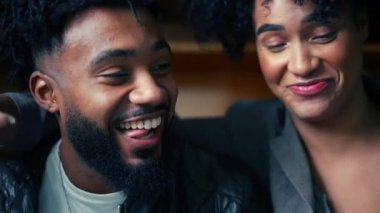 Genç adam ve kadın gülüyor ve gülümsüyor, neşeli Güney Amerikalı siyah 20 'li yaşlarda Afrika kökenli otantik yaşam etkileşimine sahip insanların yakın çekimleri.