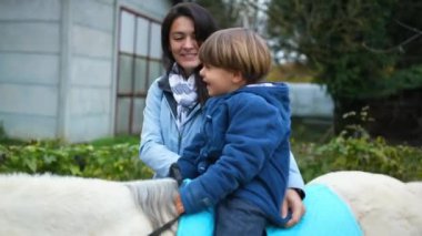 Anne ve Oğul Sonbahar Gezisinde Midilli Sürüşü Keyifli