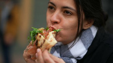 Dışarıda pizza yiyen bir kadın. Mutlu insan fast-food yiyor.