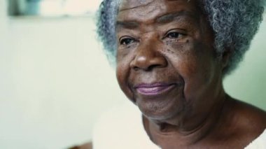 Yaşlı bir Afrikalı Amerikalı kadının portresi. 80 'li yaşlarda, kır saçlı, kırışık yüzlü yaşlı bir zenci kadın.
