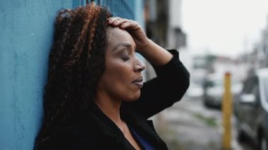 50 'li yıllarda Güney Amerika' da şehir caddesinde dikilen Düşünceli bir İspanyol Siyahi Kadın Hayatla Karşı Karşıya Geçiyor. Sessiz umutsuzluk içindeki insan umutsuz hissediyor.