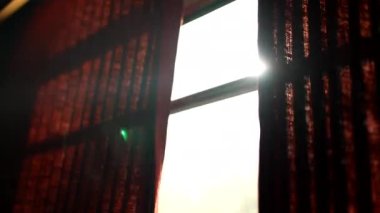 Yüksek Hızda Trende Sanatsal Lens Fişeği - Pencere Perdelerinden Güneş Işığı