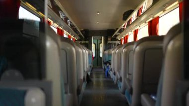 Avrupa Yüksek Hızlı Tren İçi - Seyahat Sırasındaki Koltuklar ve Koridor Görünümü