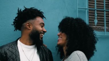 Neşeli Afro-Amerikan Çifti Şehirdeki Kahkahaları, Mutlu Genç Siyahi İnsanlar Dışarıda Anın tadını çıkarıyor, Hakiki hayat gülüşü ve gülümsemesi