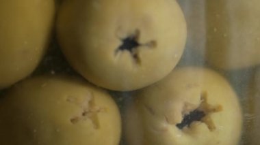 Cam kavanozda Yeşil Zeytin Aperatifi - Macro Görünümü
