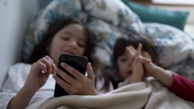 Küçük Kardeş ve Kız Kardeş Yatak Çarşafları Altında Cep Telefonu Paylaşıyorlar, Çevrimiçi Eğlence 'de Nişanlandılar