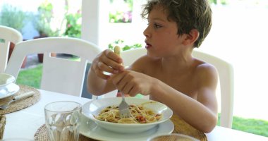 Makarna yiyen çocuk.