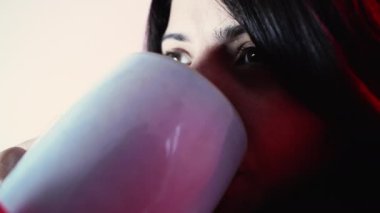 Düşünceli Kadın Sıcak Çayın Tadını Çıkartıyor Soğuk Hava Yakından Düşünceli Bakışlar