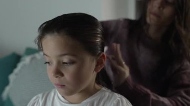 Aile Yatma Vakti Rutini, Anne Nazikçe Kızının Gece Saçı