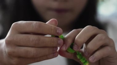 Küçük Kızın Elleri Oyuncak Nesnesi, Yaratıcı Oyun Aktivitesinin Detaylı Görünümü